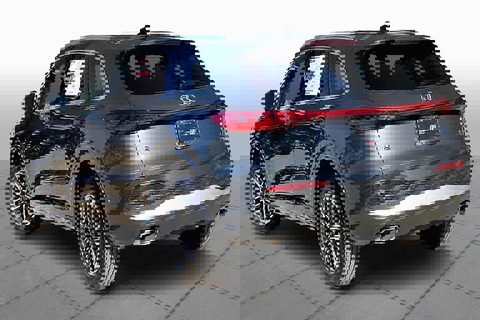 Used 2025 Audi Q5 Premium w/ Convenience Package image 11