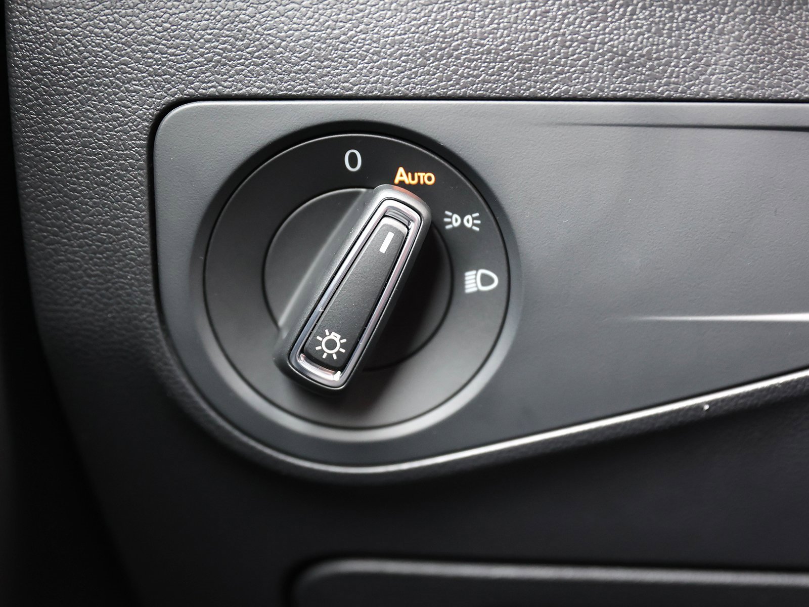 Used 2024 Volkswagen Tiguan SE R-Line image 34