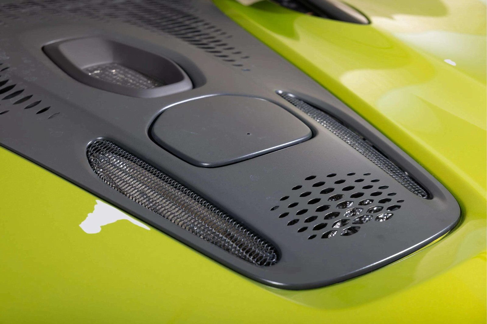 Used 2023 McLaren Artura RWD image 18