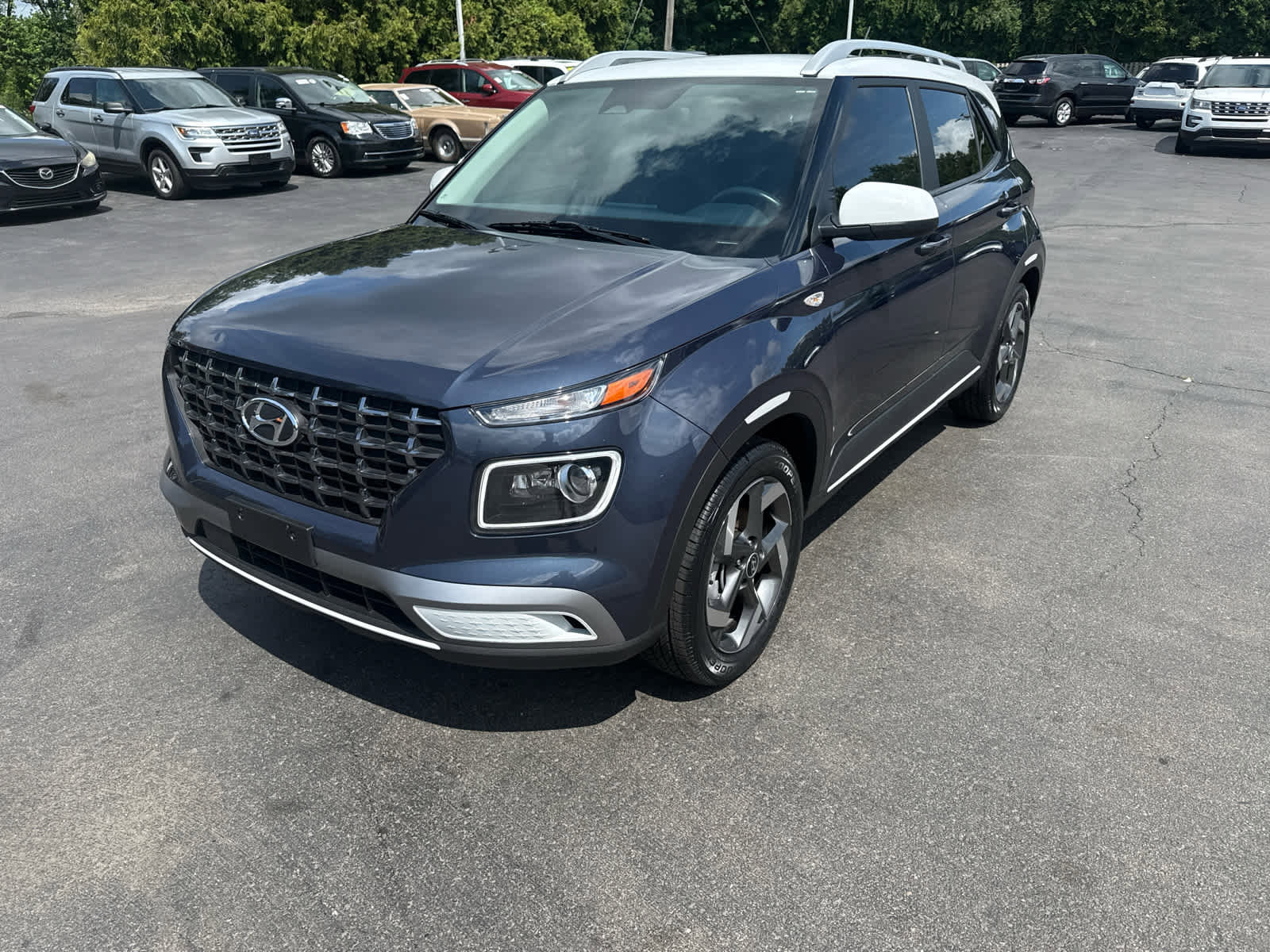 Used 2023 Hyundai Venue Limited image 7