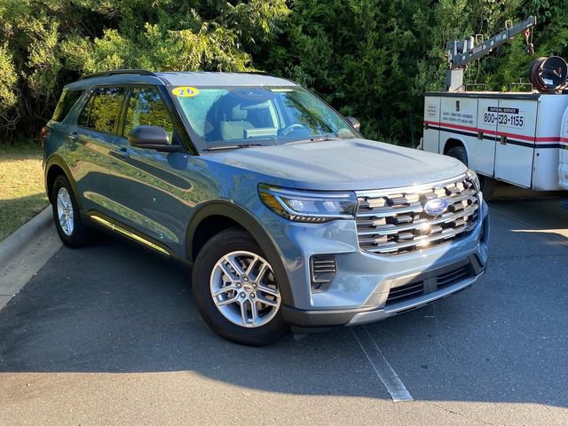 Used 2025 Ford Explorer Active RWD image 1