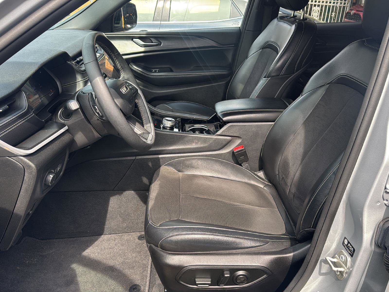 Used 2023 Jeep Grand Cherokee Altitude AWD/4WD image 32