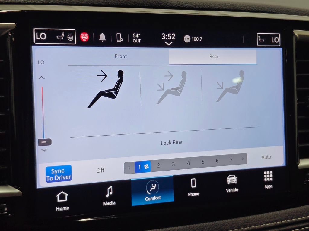 Used 2024 Chrysler Pacifica Touring image 39