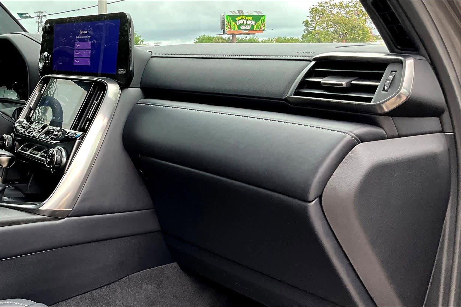 Used 2024 Lexus LX 600 4WD w/ Luxury Package image 19