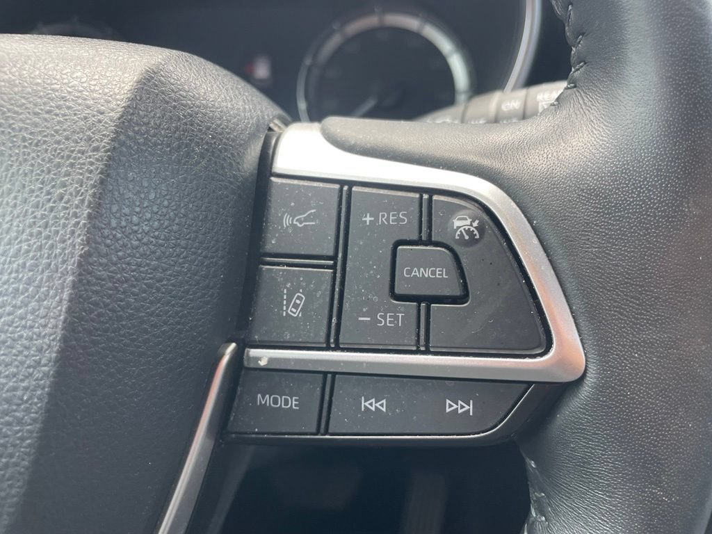 Used 2023 Toyota Highlander XSE FWD image 15