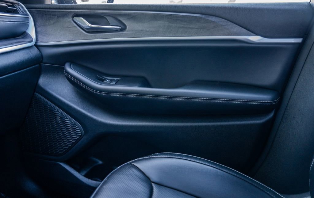 Used 2024 Jeep Grand Cherokee L Limited w/ Luxury Tech Group II image 14