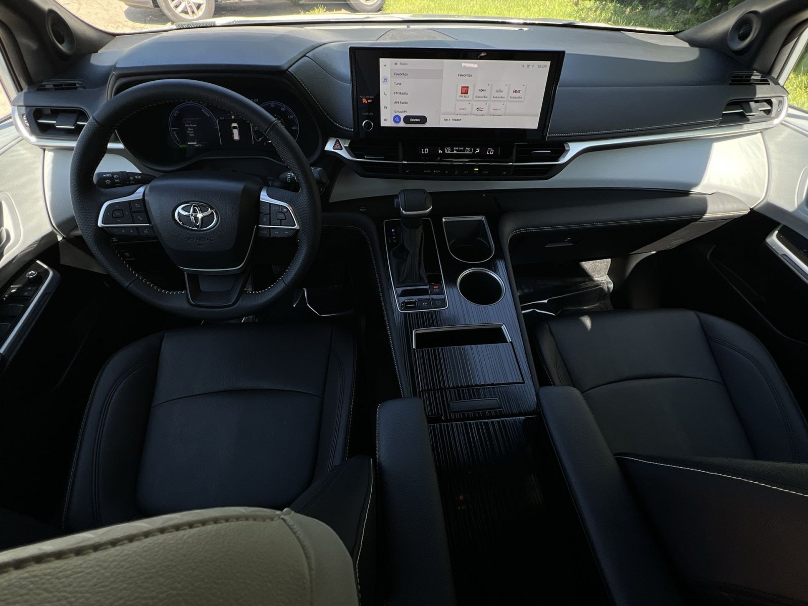 Used 2025 Toyota Sienna XSE w/ XSE Plus Package FWD image 33