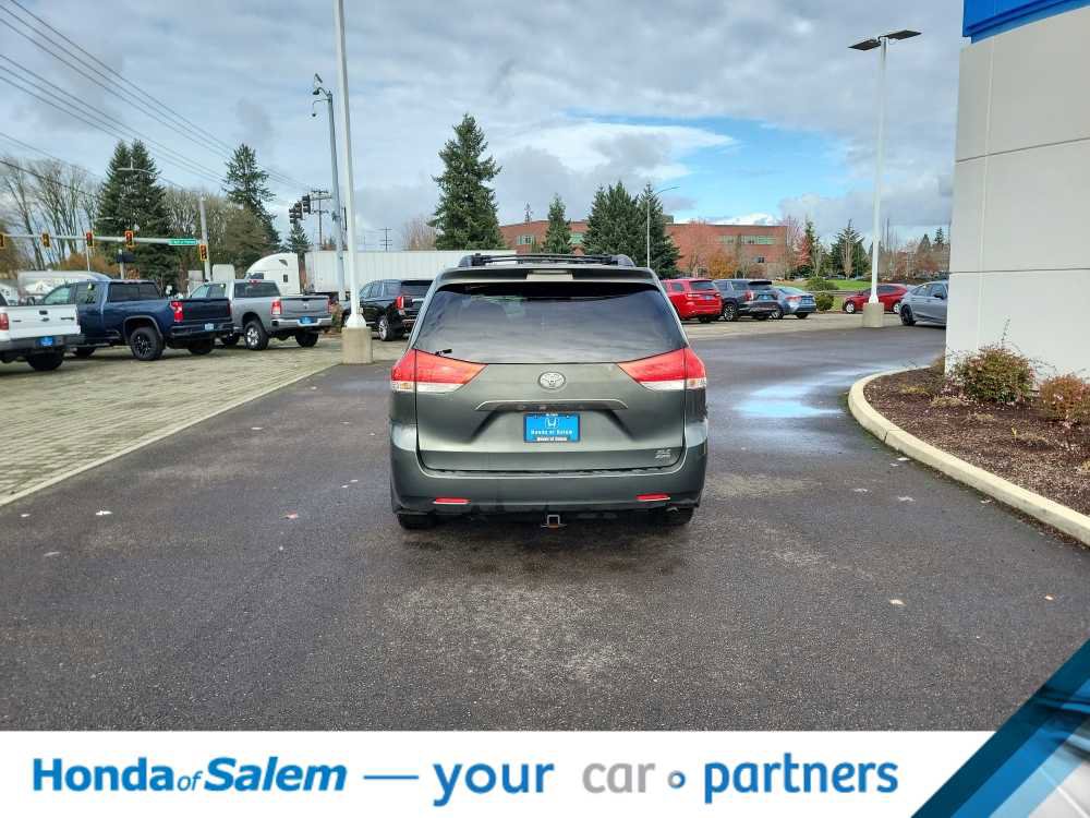 Used 2014 Toyota Sienna XLE image 5