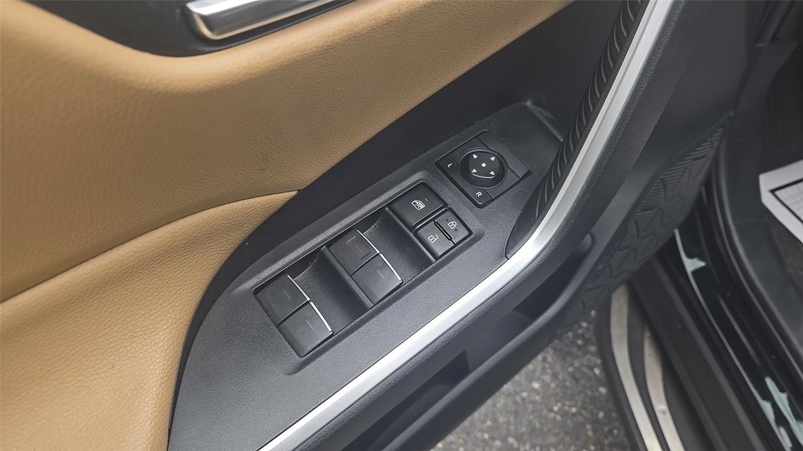 Used 2022 Toyota RAV4 XLE w/ Convenience Package image 17