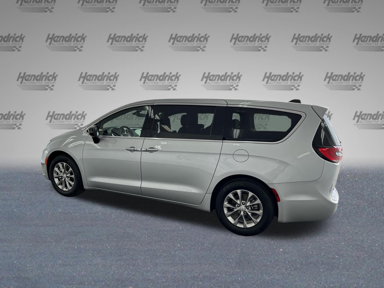 Used 2026 Chrysler Pacifica Limited FWD image 6