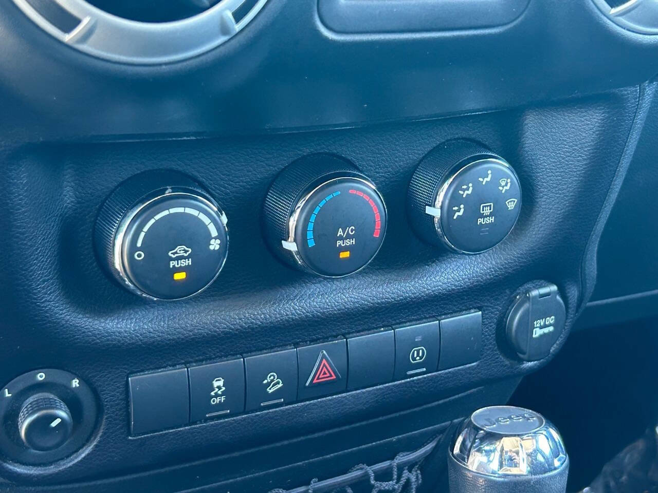 Used 2016 Jeep Wrangler Unlimited Sahara w/ Connectivity Group AWD/4WD image 30