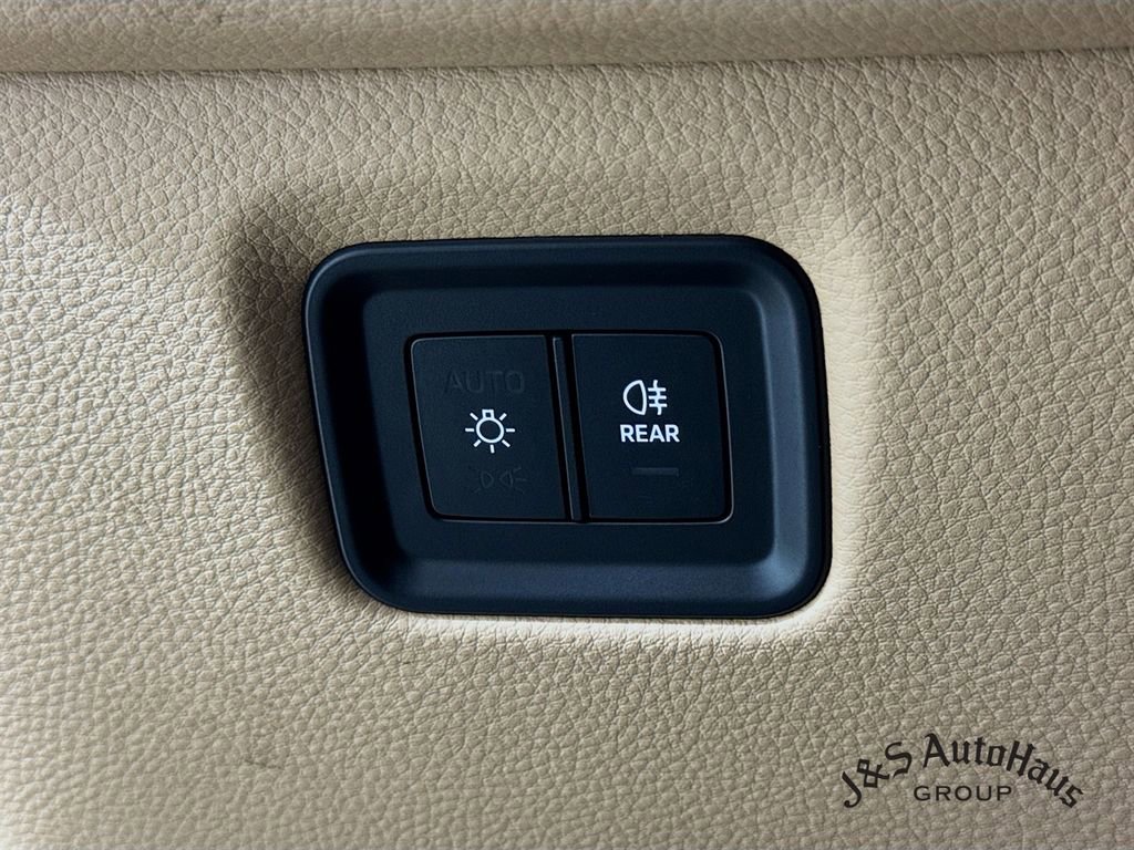 Used 2024 Porsche Cayenne w/ Premium Package image 10