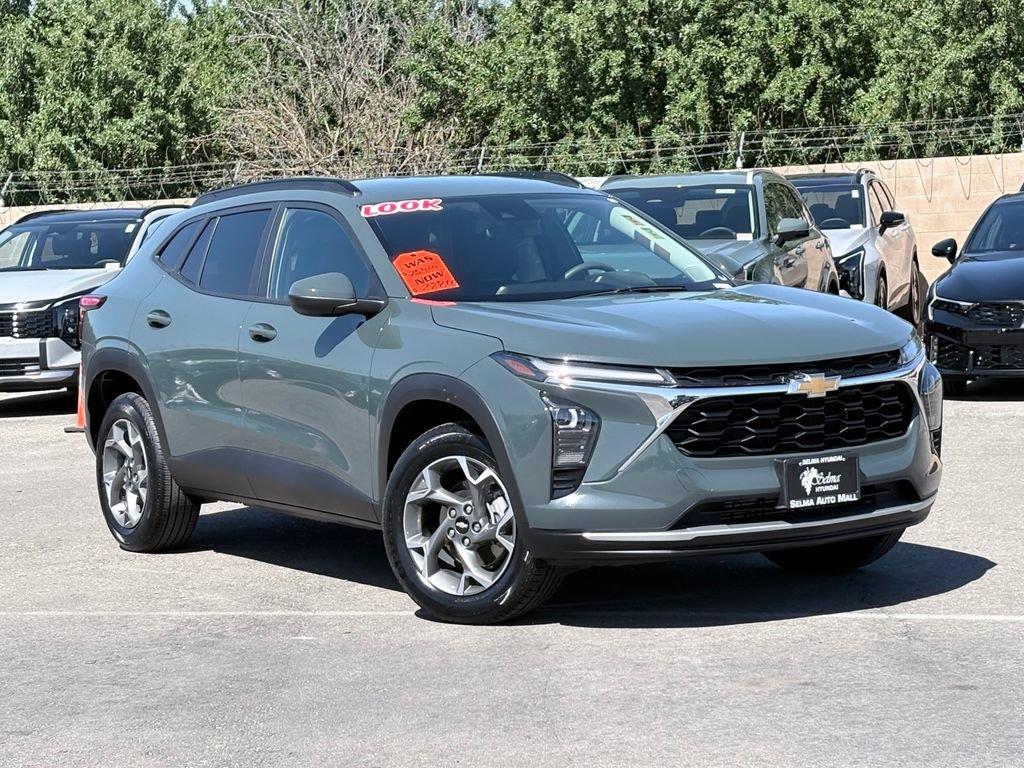 Used 2025 Chevrolet Trax LT FWD image 2