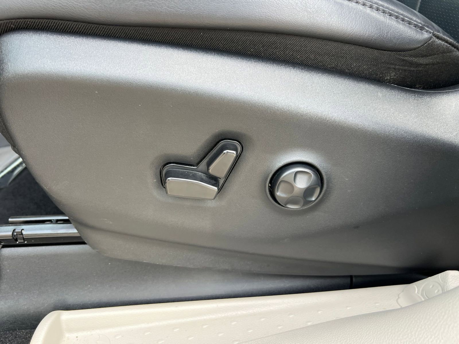 Used 2023 Chrysler Pacifica Touring-L image 25