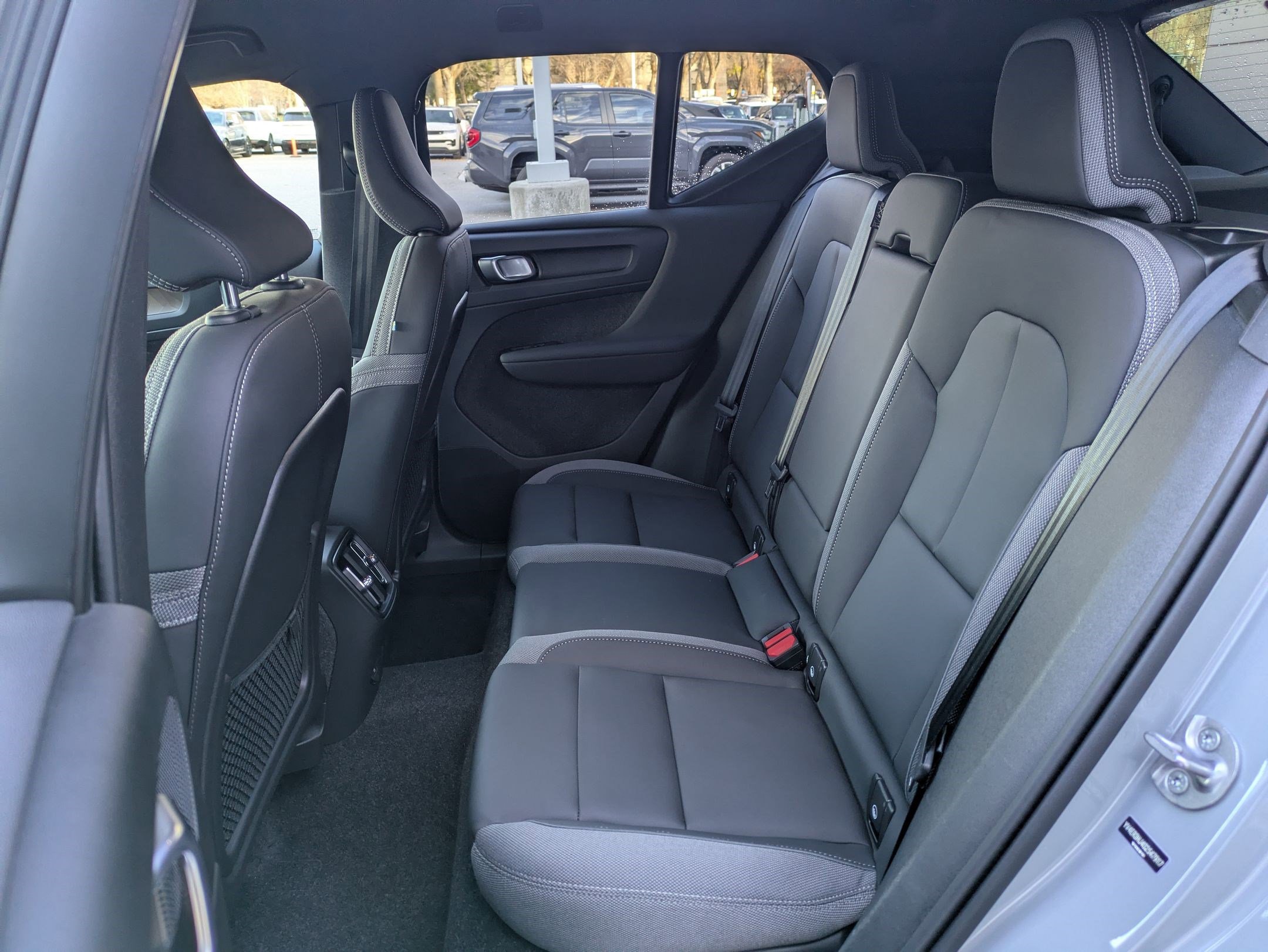 Used 2025 Volvo EX40 Core w/ Climate Package image 25