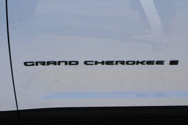 Used 2025 Jeep Grand Cherokee Altitude RWD image 9
