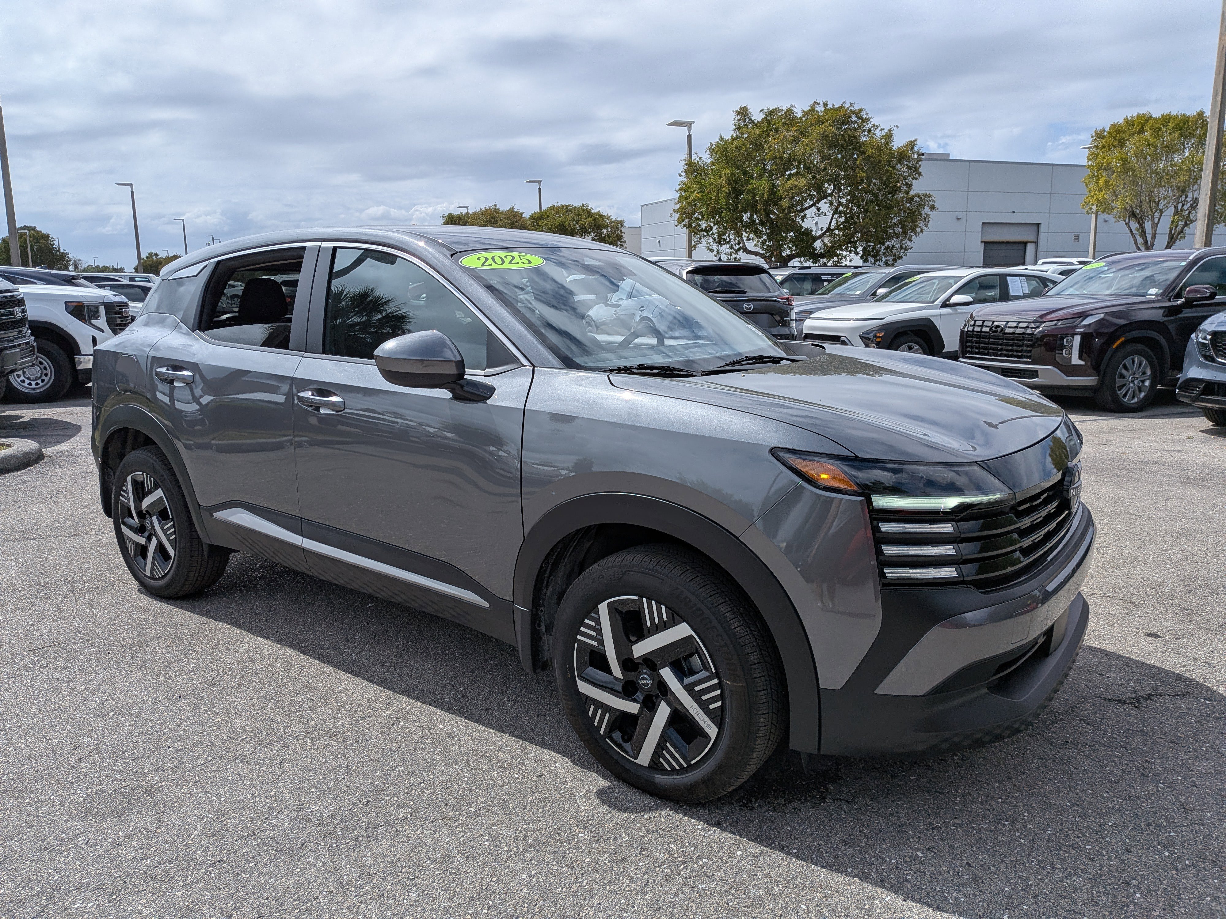 Used 2025 Nissan Kicks SV image 1