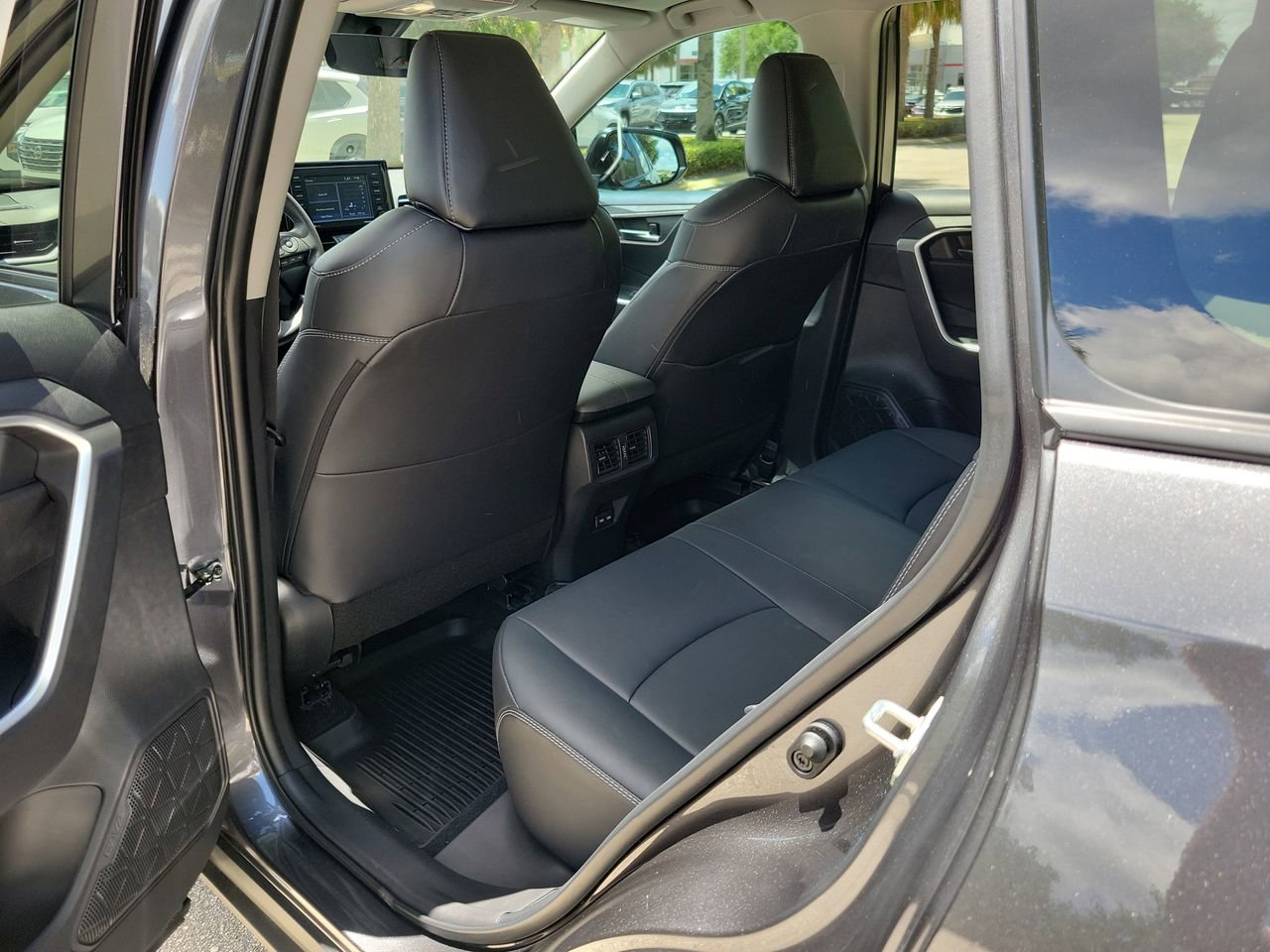 Used 2022 Toyota RAV4 XLE Premium image 9