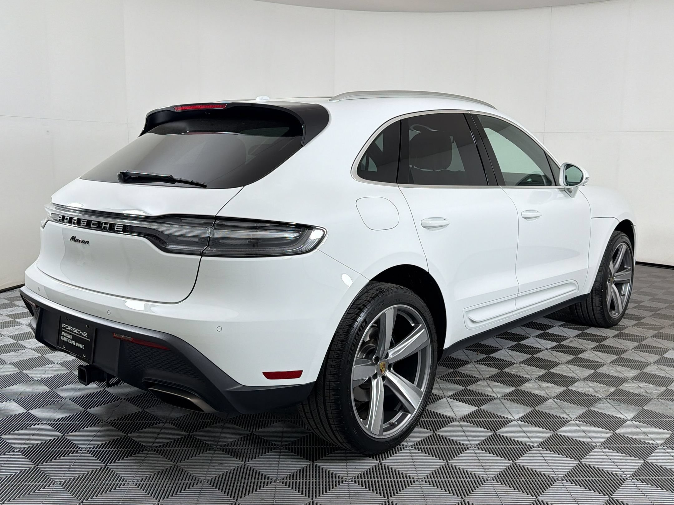 Certified 2025 Porsche Macan AWD/4WD image 10