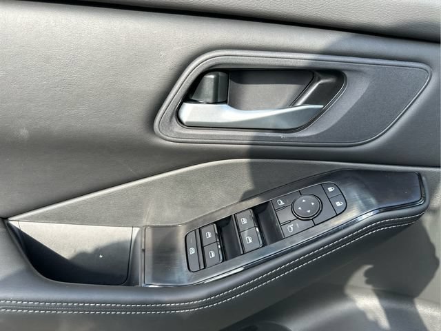 Certified 2025 Nissan Rogue SV AWD/4WD image 9