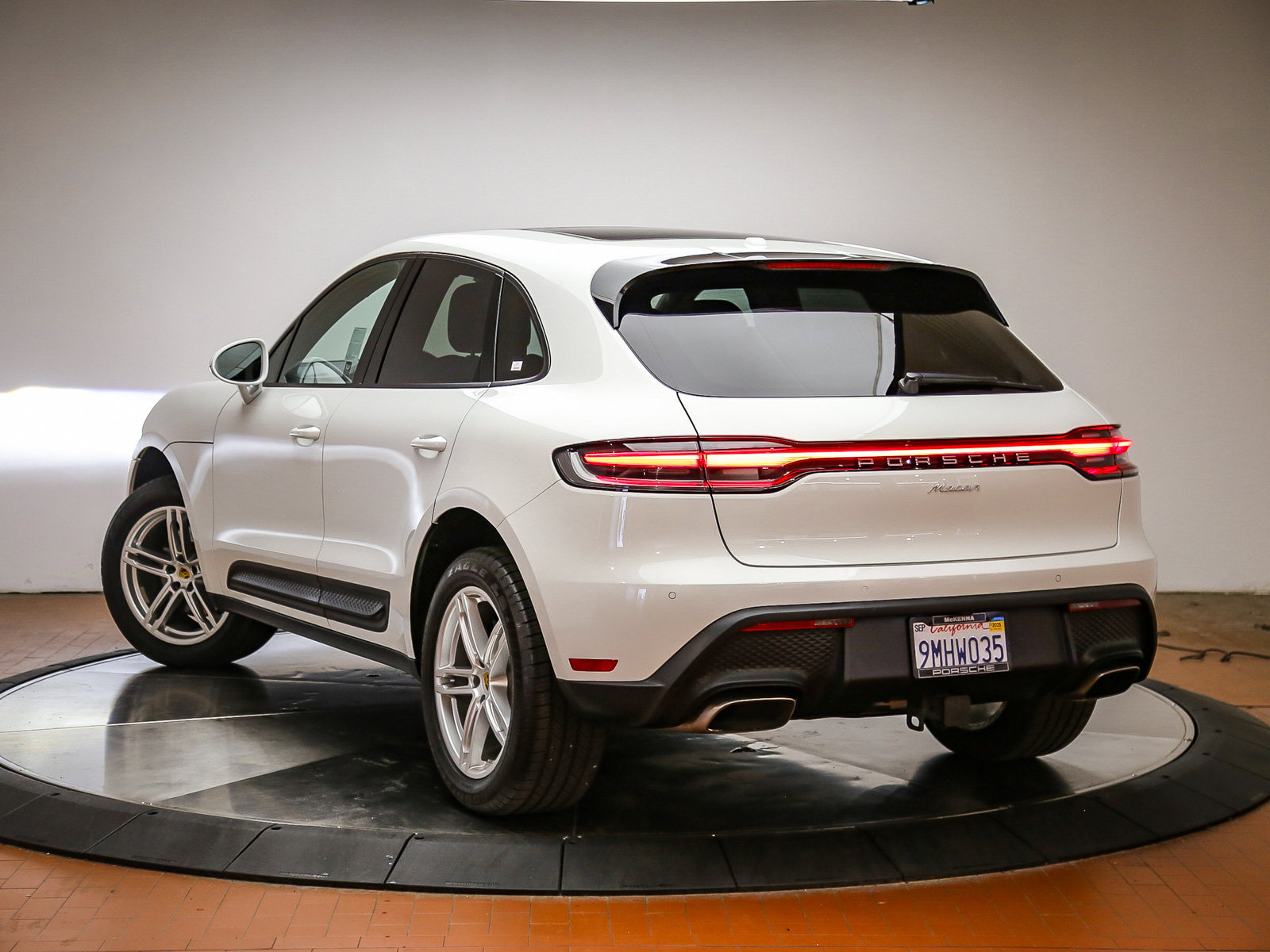 Certified 2024 Porsche Macan AWD/4WD image 3