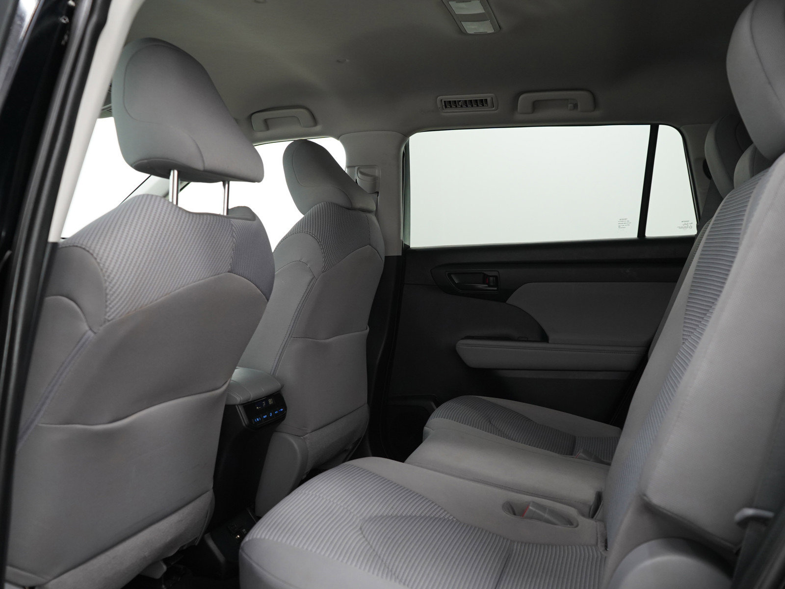 Used 2020 Toyota Highlander LE AWD/4WD image 19