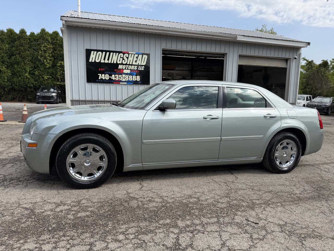 Used 2005 Chrysler 300 Touring RWD image 1