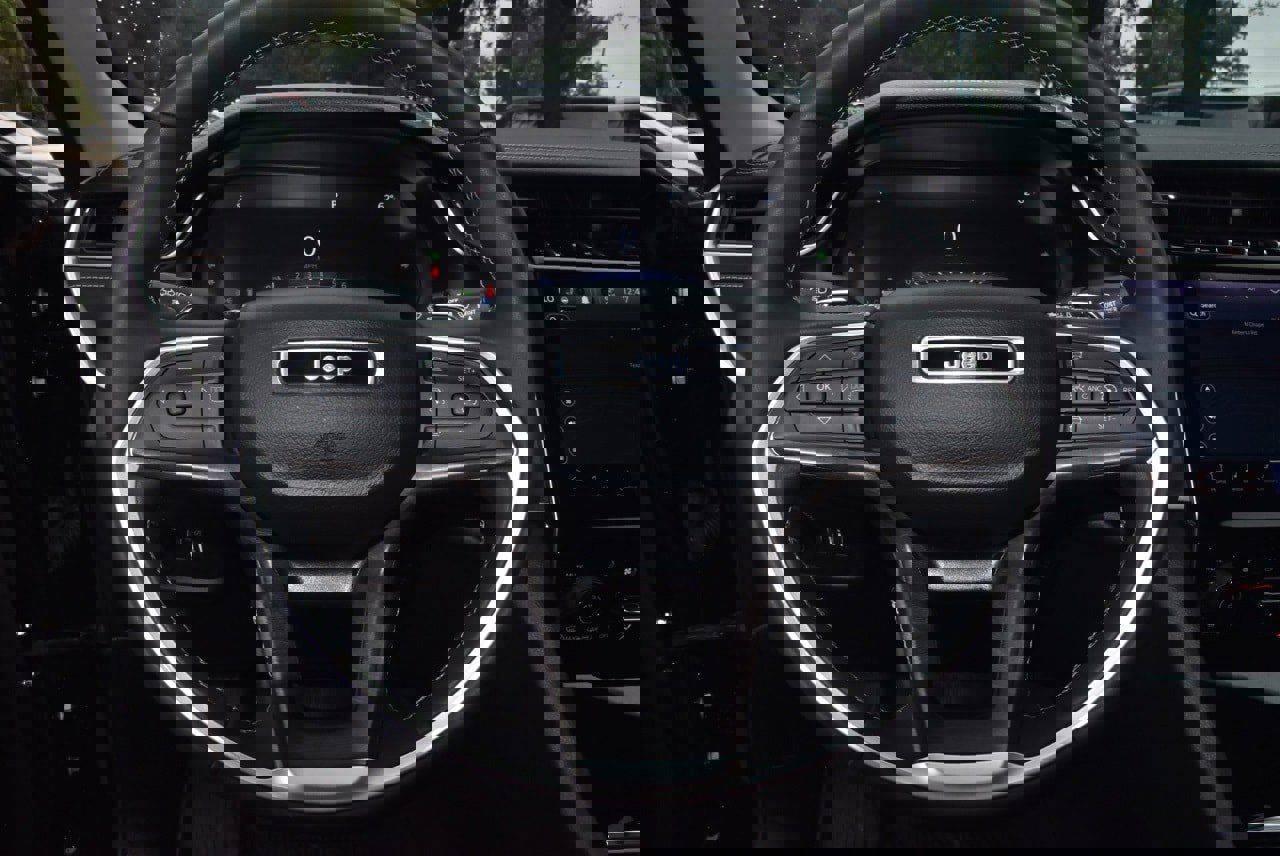 Used 2023 Jeep Grand Cherokee Limited w/ Luxury Tech Group II image 22