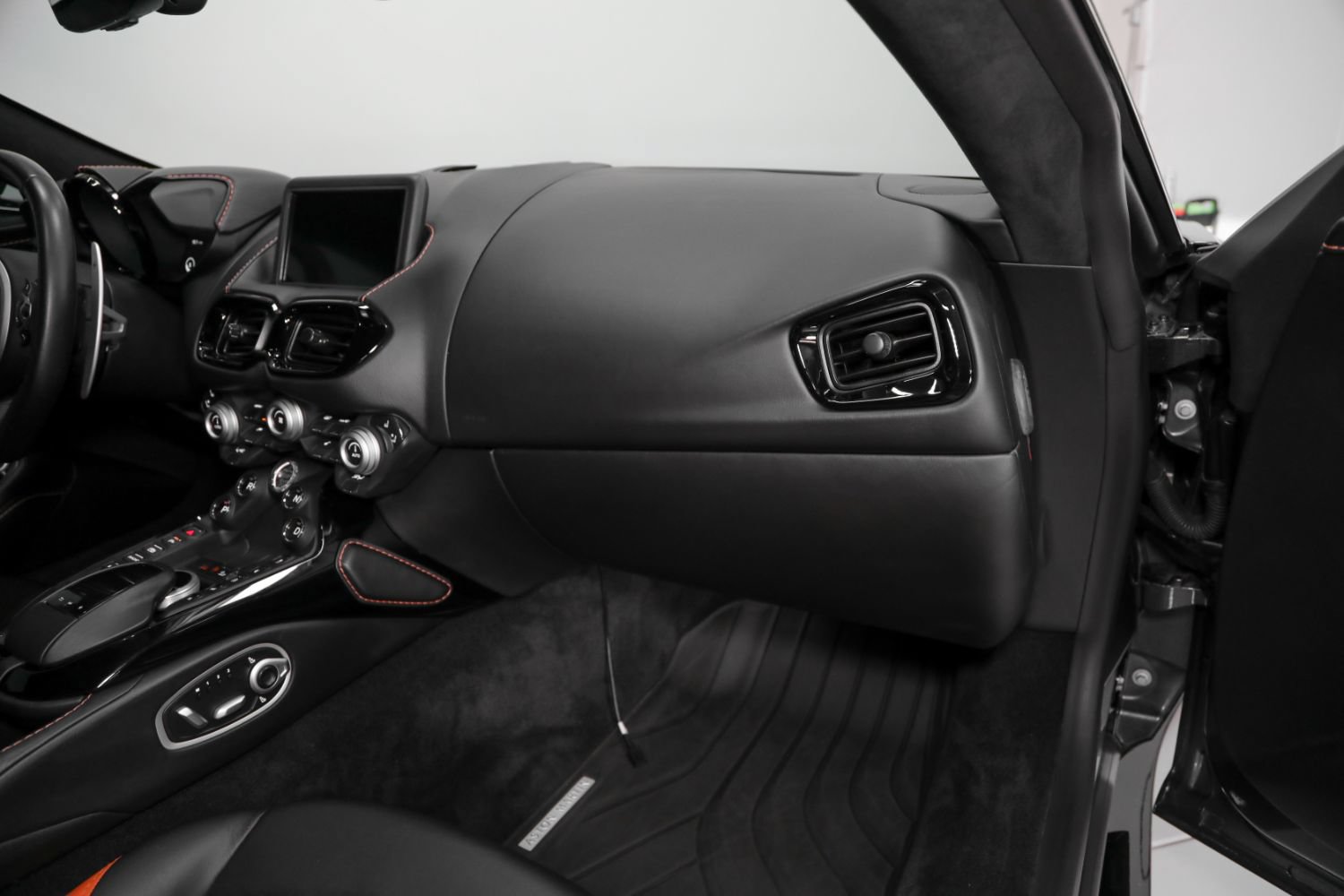 Used 2019 Aston Martin V8 Vantage Coupe RWD image 28