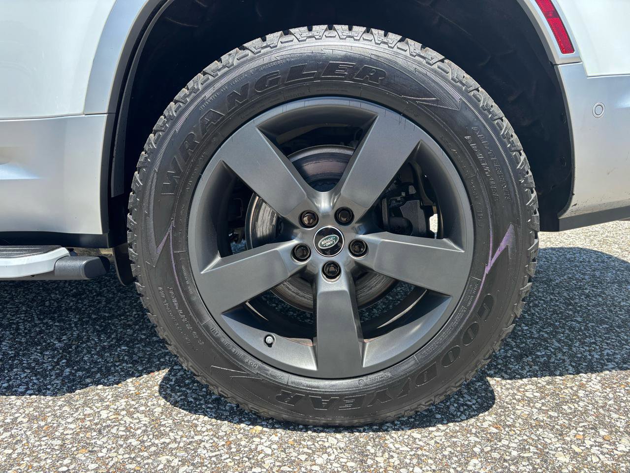 Used 2023 Land Rover Defender 130 SE image 40