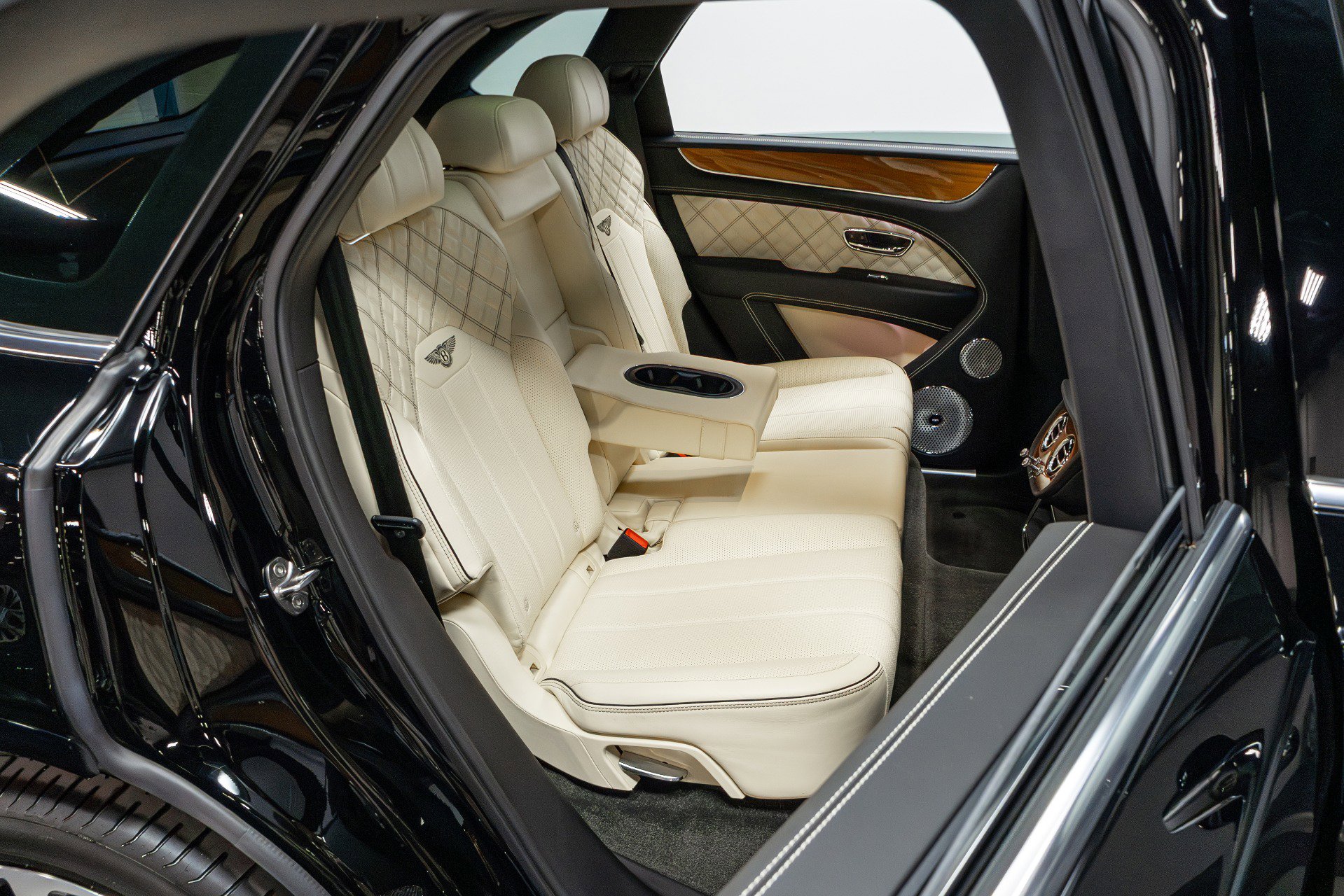 Used 2021 Bentley Bentayga w/ First Edition Specification AWD/4WD image 32