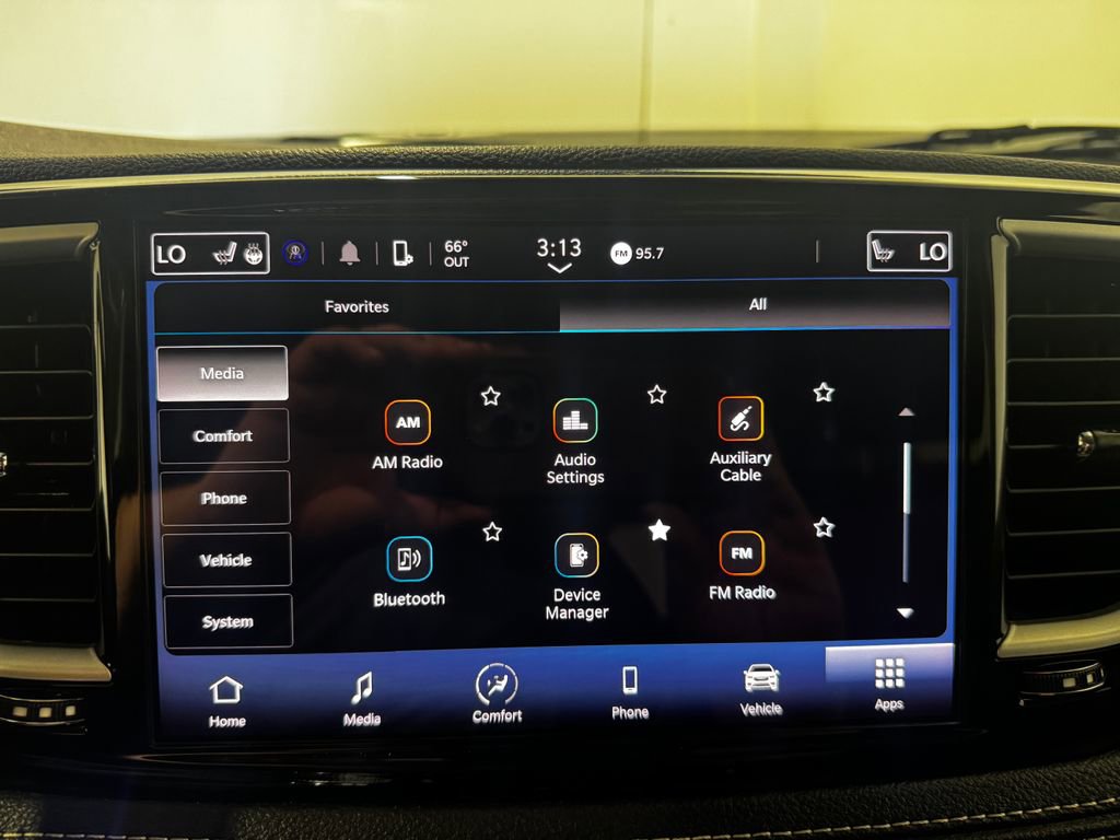 Used 2023 Chrysler Pacifica Touring-L image 38