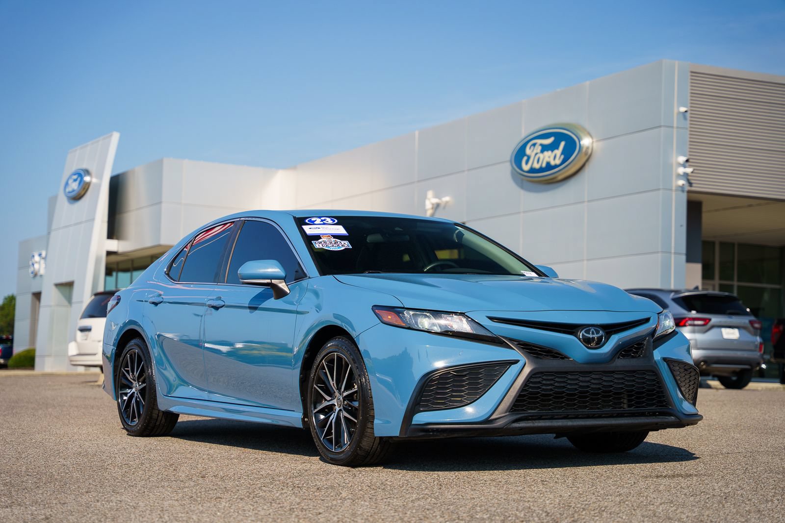 Used 2023 Toyota Camry SE FWD image 1