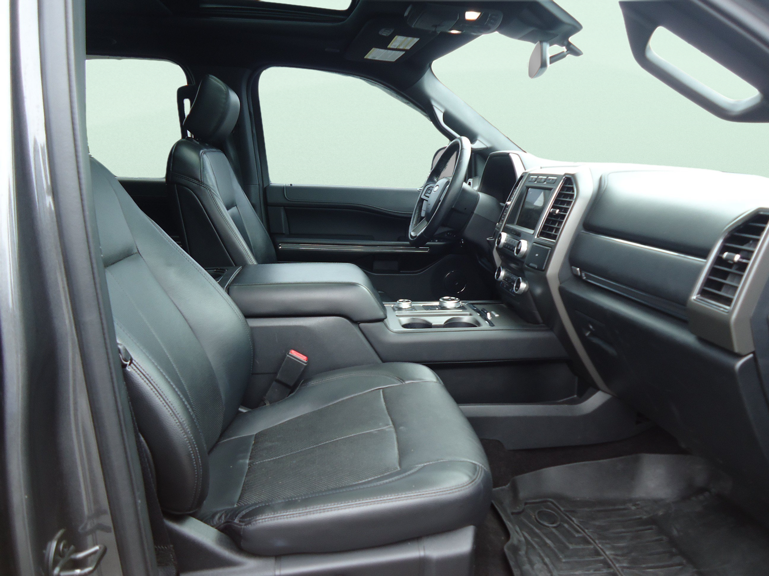 Used 2018 Ford Expedition XLT w/ Equipment Group 202A AWD/4WD image 26