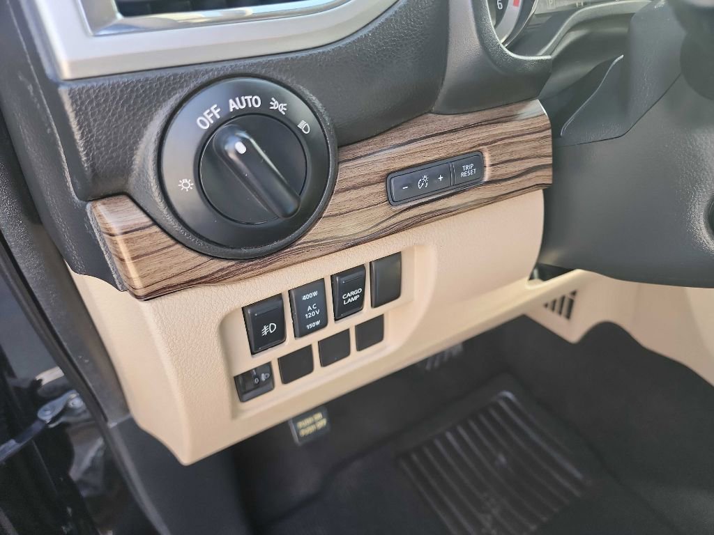 Used 2016 Nissan Titan SL AWD/4WD image 18