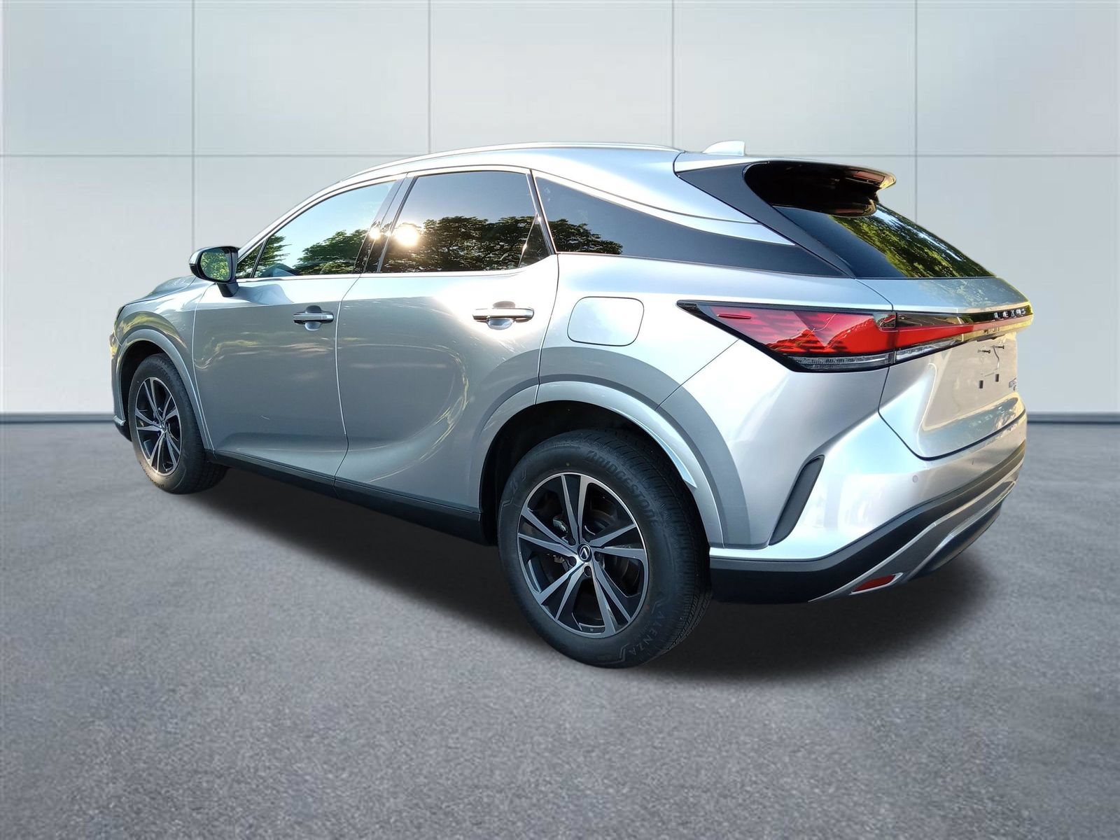 Used 2023 Lexus RX 350 Premium w/ Accessory Package AWD/4WD image 3