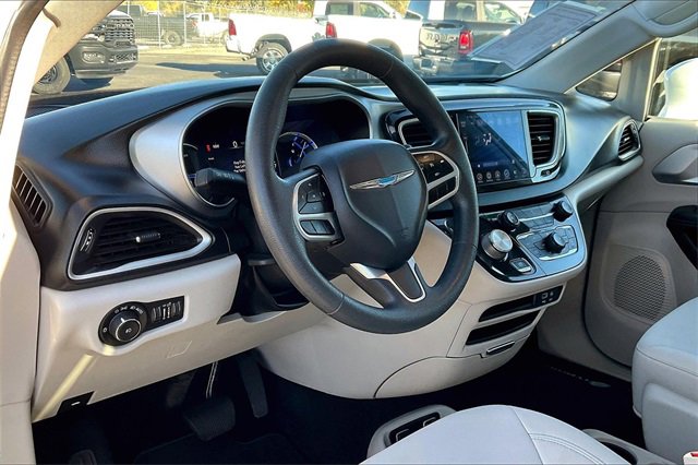 Used 2017 Chrysler Pacifica Touring Plus image 13