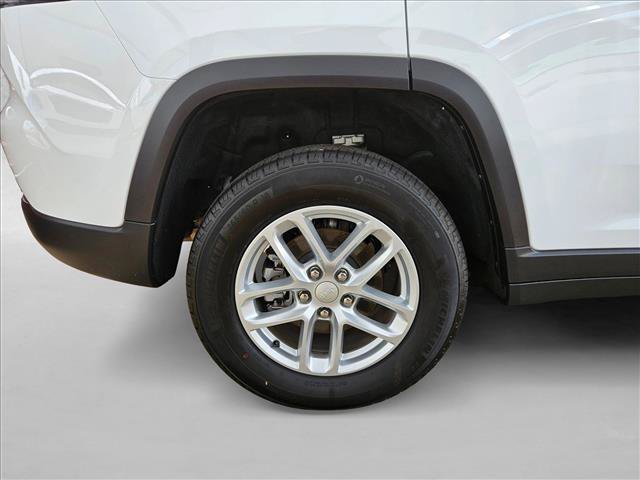 Used 2025 Jeep Grand Cherokee Laredo X RWD image 16