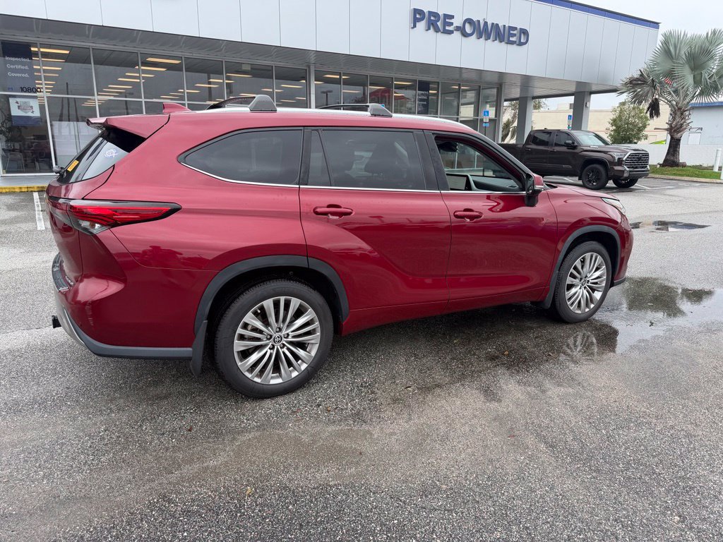 Used 2023 Toyota Highlander Platinum FWD image 3