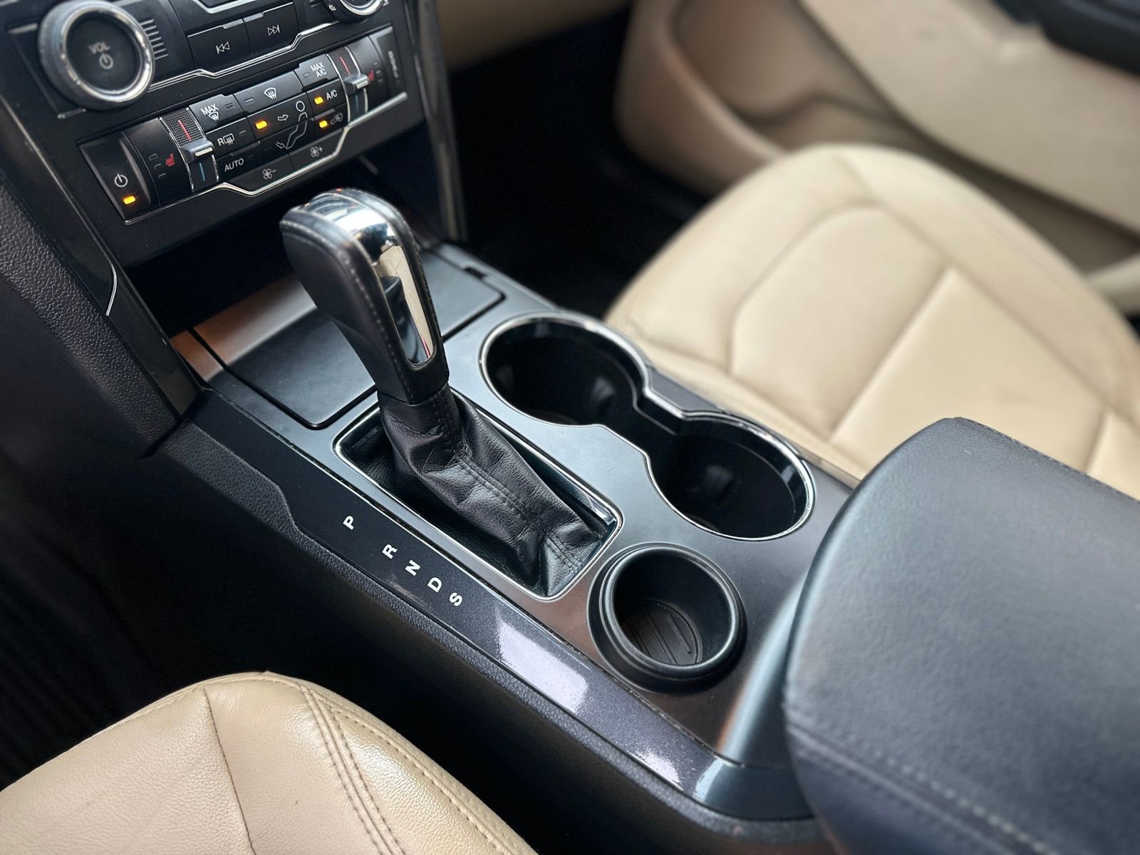 Used 2017 Ford Explorer XLT w/ Equipment Group 202A image 24