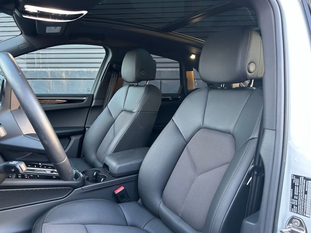 Certified 2025 Porsche Macan image 5