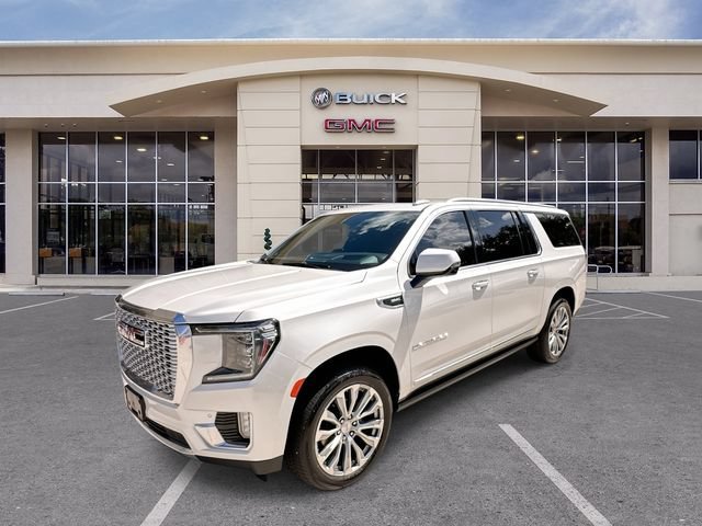 Certified 2022 GMC Yukon XL Denali w/ Denali Ultimate Package AWD/4WD image 1