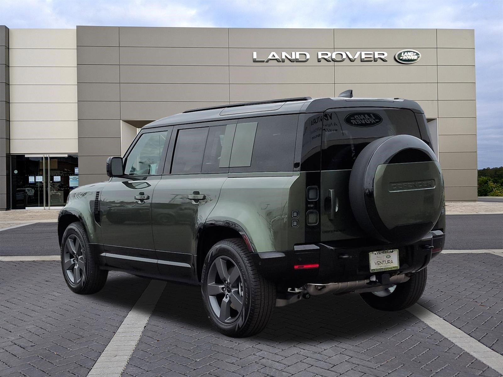 New 2026 Land Rover Defender 110 X-Dynamic SE image 7