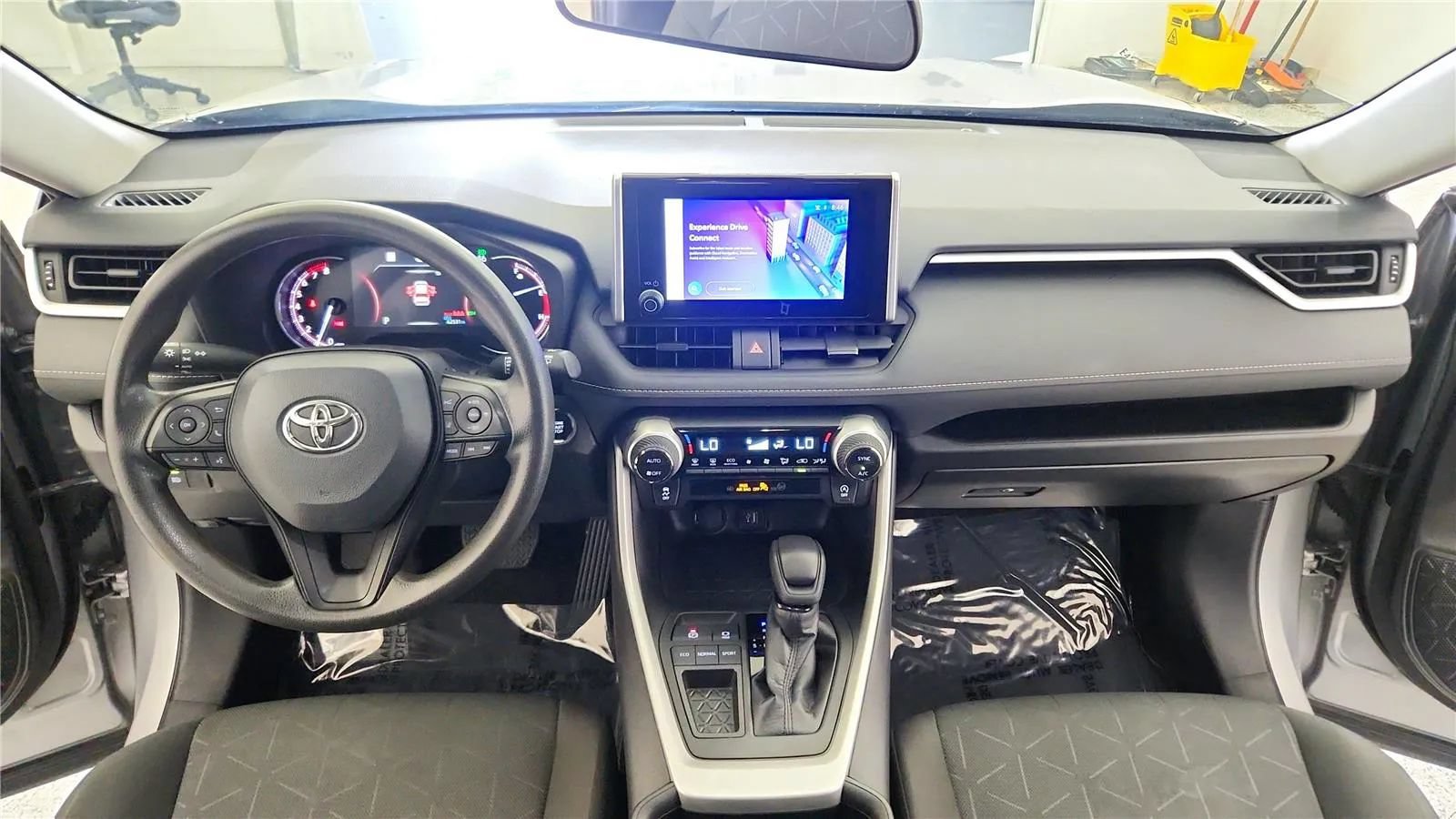 Used 2024 Toyota RAV4 XLE FWD image 35