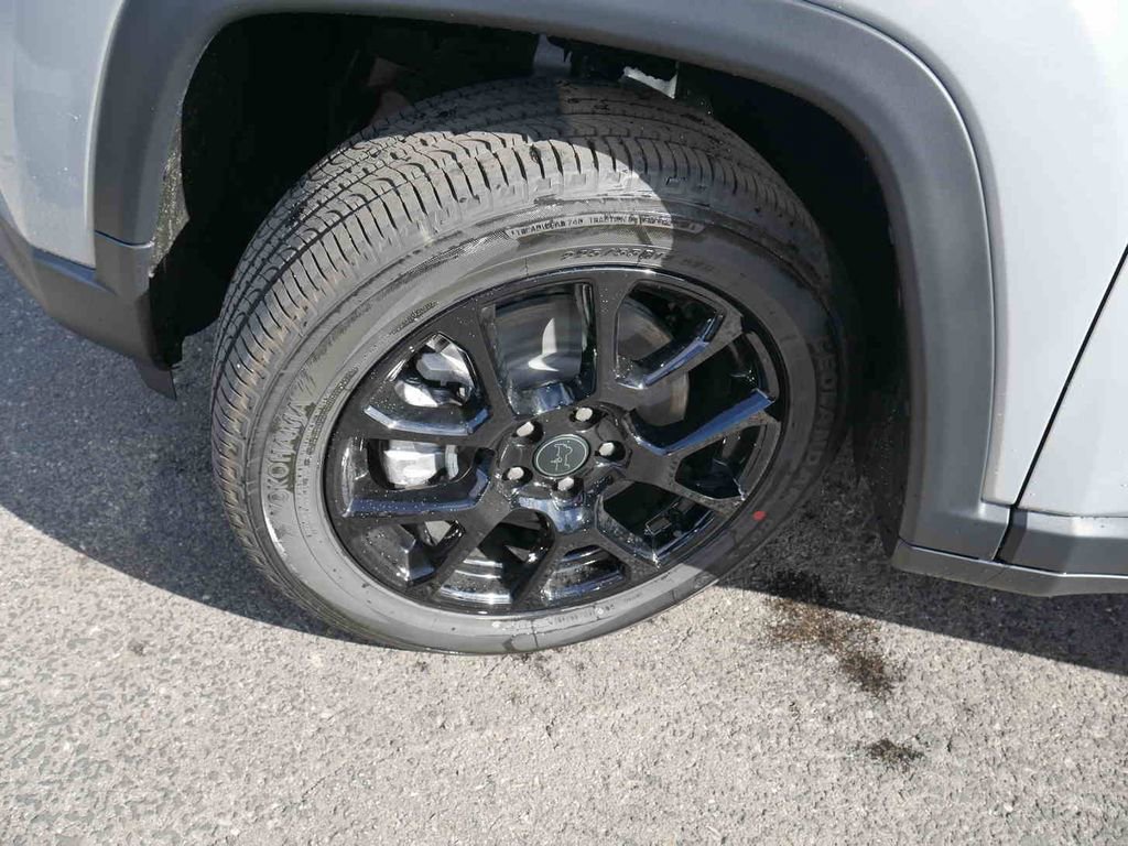 New 2026 Jeep Compass Latitude image 8