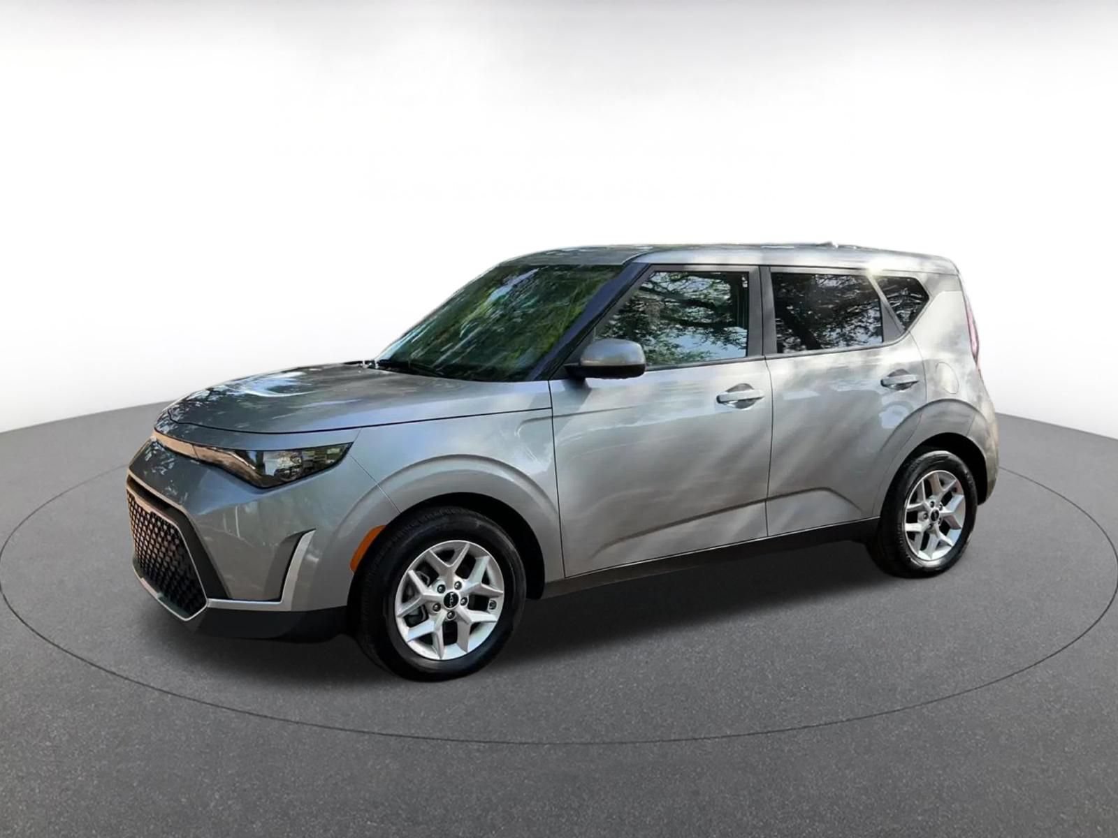 Used 2025 Kia Soul LX w/ LX Technology Package FWD image 8