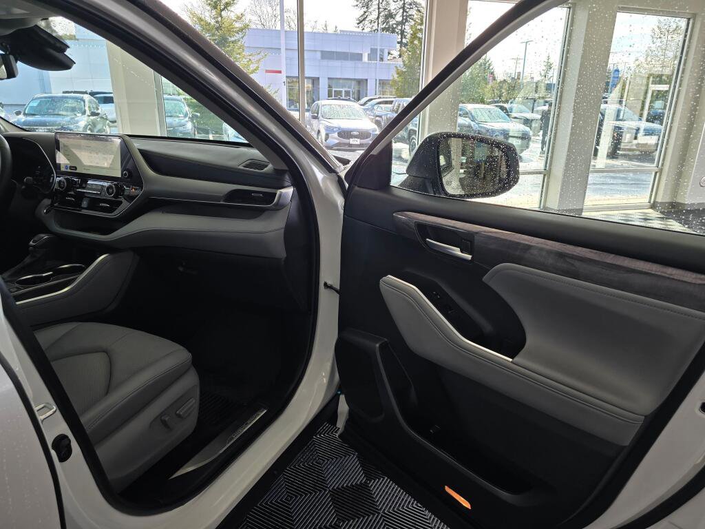 Used 2024 Toyota Highlander Platinum image 45