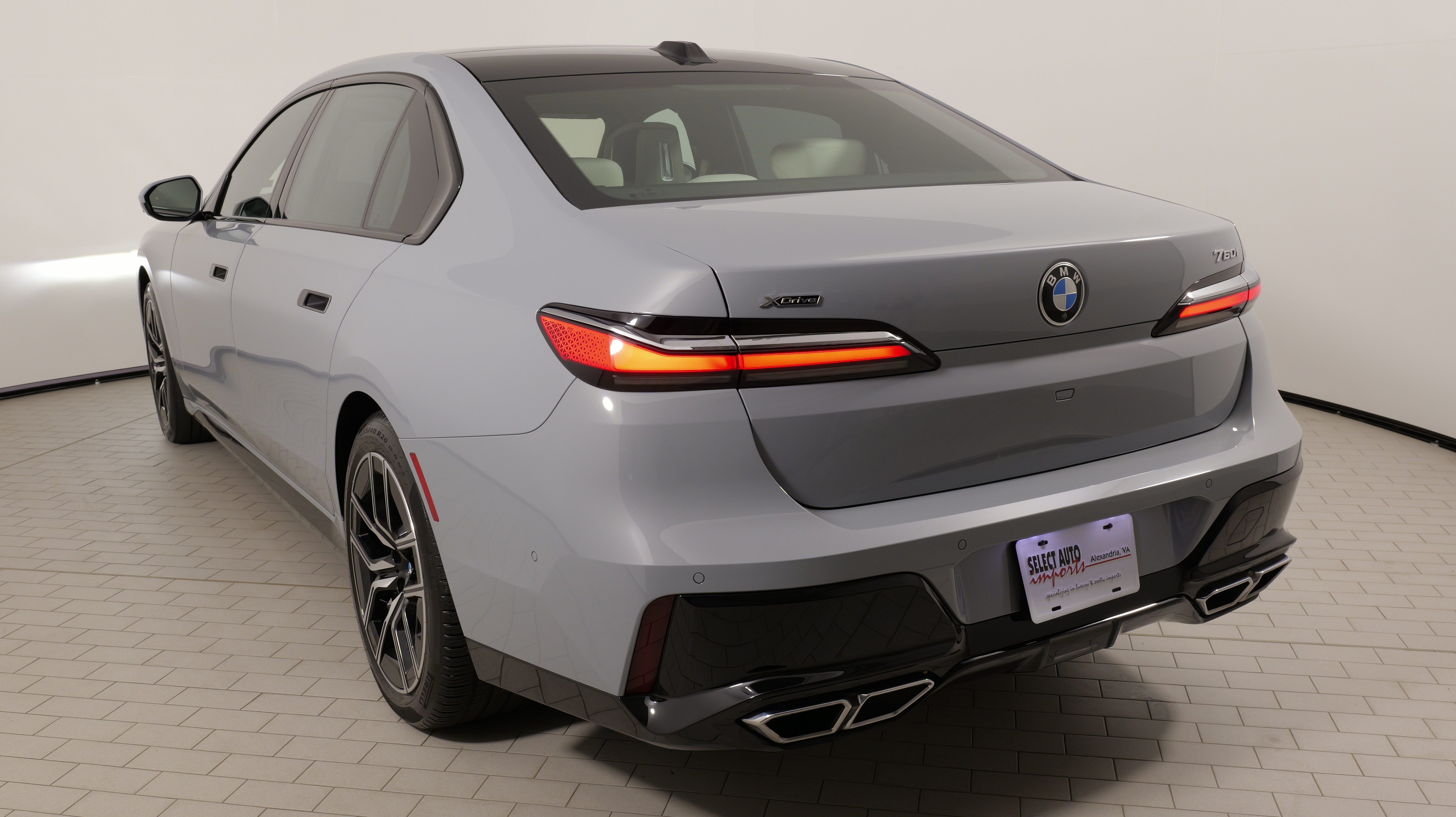 Used 2023 BMW 760i xDrive AWD/4WD image 18