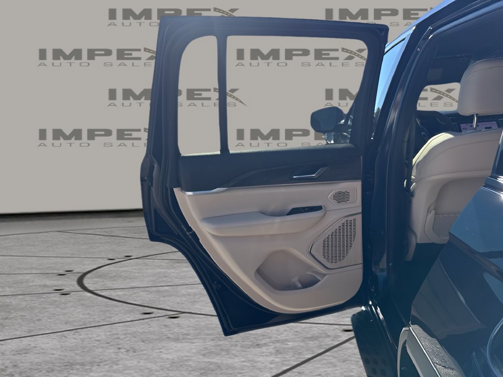 Used 2025 Jeep Grand Cherokee Limited AWD/4WD image 28