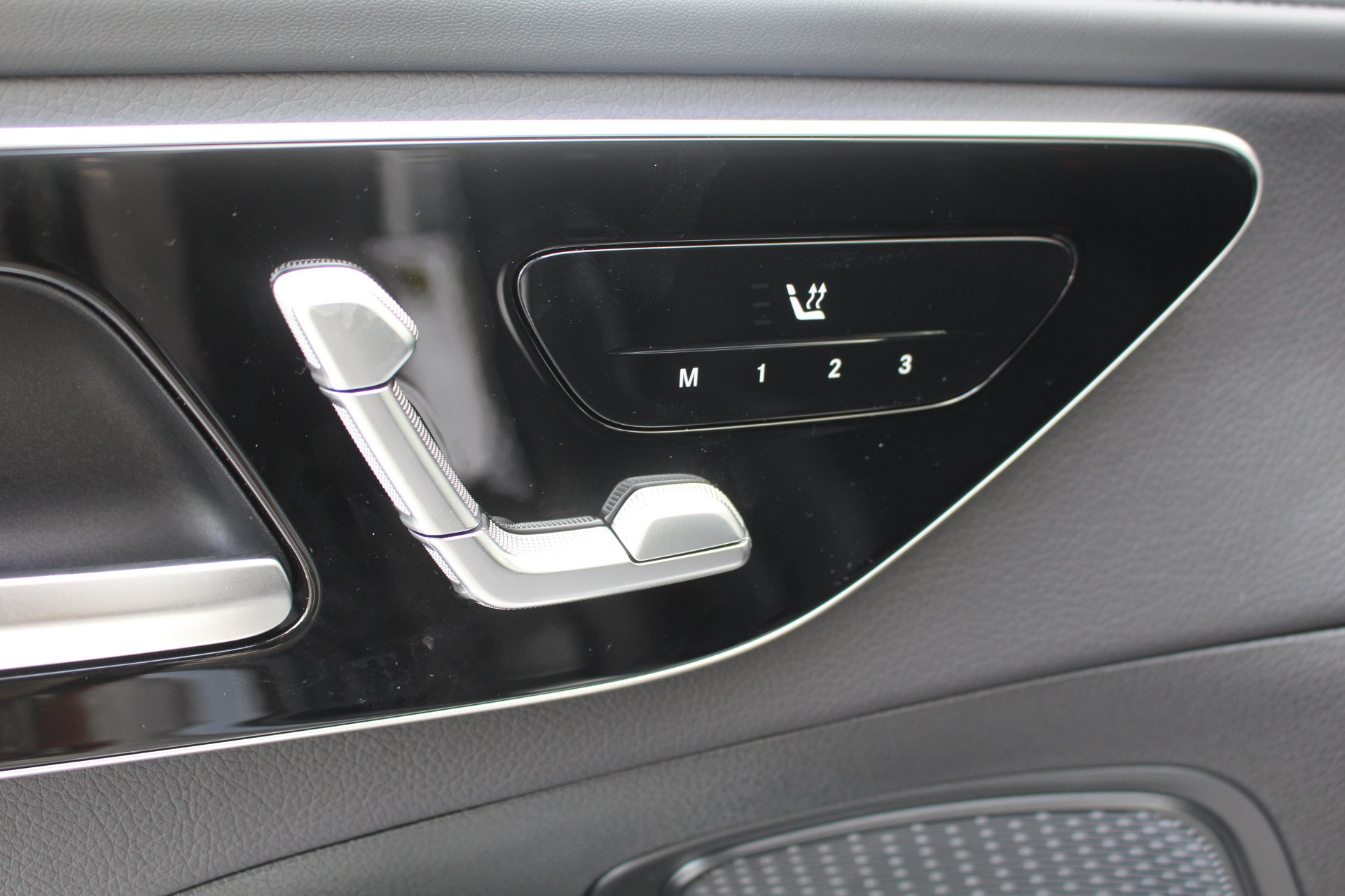 Used 2025 Mercedes-Benz C 300 Sedan image 14